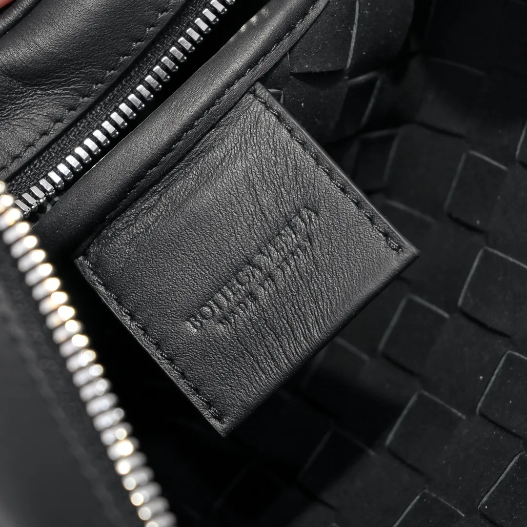 Batch 1480 BV lntrecciato woven leather crossbody bag. The zipper opens and closes, and the space is too large. It meets the daily needs of going out on the street. There are no problems with mobile phones 📱 wallets 👛 power bank 🔋. The weaving process is used, and the texture of the upper body 🔝 is very high-end. Style number: 7100 Size: 25*7.5